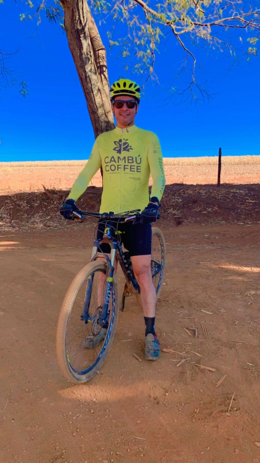 Alexandre Mudrik pedalando — esporte e movimento